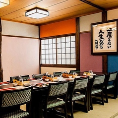 【個室】隠れ家のようなお部屋です。接待や商談など、様々なシチュエーションでご利用いただけます。お履物を脱いで、畳の感触をお楽しみください。収容人数：20名＊お席の指定はできませんのでご希望がある場合はお電話もしくはリクエスト予約にて別途ご連絡ください。