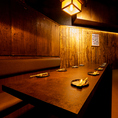 2名様専用の個室をはじめ、接待や会食、各種ご宴会に最適なお席をご用意しております。団体様での貸切利用も可能。上質な雰囲気の中で、旬の味覚とともに大切なひと時をお過ごしいただけます。
