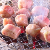 【１】美味しい焼き方  　網の隅っこで焼きます！！　丁寧に処理をしたホルモン。備長炭は遠赤外線が非常に多く出ます。遠赤外線の特長は、焼く材料の表面だけでなく、中の方へ熱が入っていき、短時間で焼くため、肉のうま味や水分を逃がさず美味しく柔らかく焼く事が出来るのです。