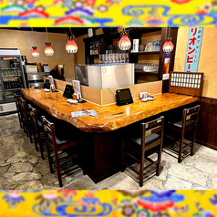 地下1F／オープンフロア／カウンター席／ライブ観覧可／6席／1名様～ご利用いただけます。ライブステージすぐ横のカウンター席。オープンフロアの賑わいと共に、島唄ライブを十分にお楽しみいただけます。