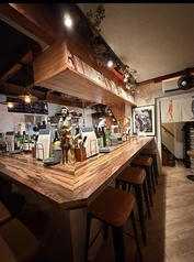 カウンター席では目の前で繰り広げられる料理のパフォーマンスを眺めながら、シェフが腕を振るう姿を楽しむことができます！