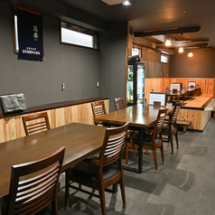 落ち着いた雰囲気が漂う店内には、ゆったりと寛げるテーブル席を完備しております。木の温もりを感じる上質な空間は、日常の喧騒を忘れて食事を楽しむのに最適です。現在、宴会のご予約も承り中です。多彩なコース料理や飲み放題もご用意しておりますので、各種お集まりの際はぜひ気軽にご利用ください。