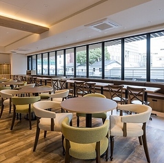 お買いものの休憩やカフェ利用にぴったりの広々テーブル席♪