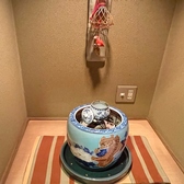 店内には昭和初期の火鉢で檜のアロマテラピーを。静かな香りで御客様を御出迎えです。