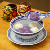 中華街ならではのスイーツ、食事メニューもございます