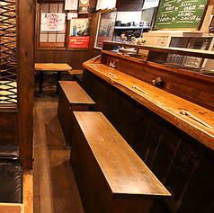 お一人様でも気兼ねなく過ごせるカウンター席は、店主が目の前で豪快に料理を仕上げるライブ感を間近で楽しめる特等席です♪鮮やかなコテさばきを眺めながら、焼きたての鉄板料理をハフハフと味わうのは鉄板焼き店ならではの醍醐味。スタッフとの会話を楽しんだり、自分だけの時間を満喫したりと自由にお過ごしください◎