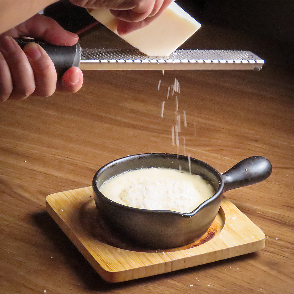 名物ぐつぐつ900円(税込)は、白子の天ぷらと善光寺芋の素揚げを贅沢に組み合わせた自慢の一品です。