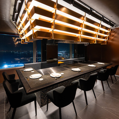 様々なご利用人数に対応可能です。個室が5部屋あります(3名～10名様利用可)。 担当シェフがついて、目の前で焼き上げます。贅沢なひとときをお楽しみ下さい。（シェフの人数によっては個室へのご案内が出来ない場合もございますので予めご了承ください。）