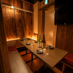 ゆったり座れるソファー席は、デートや女子会、ご友人とのお食事におすすめ。長時間でも快適にお過ごしいただけるため、炭火焼き鳥や野菜巻き串の食べ放題、宮崎地鶏「じとっこ」とお酒を心ゆくまでご堪能いただけます。