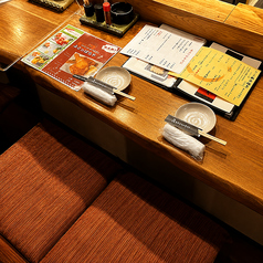 【おひとりさまやカップル向けのカウンター席も有】一人でも気軽に立ち寄れるお店です。仕事帰りに、癒しのひとときに、ゆったりと過ごせる居心地の良い空間◎おひとり様でビール一杯からお気軽にご利用いただけます♪