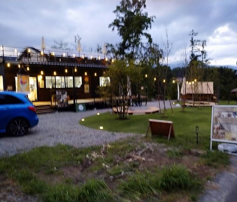 自然と静寂に囲まれた森の飲食店です。