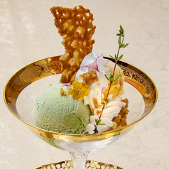 金のパフェ