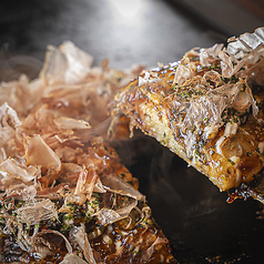 スタッフの想いをのせて、一枚一枚を丁寧に焼き上げる。