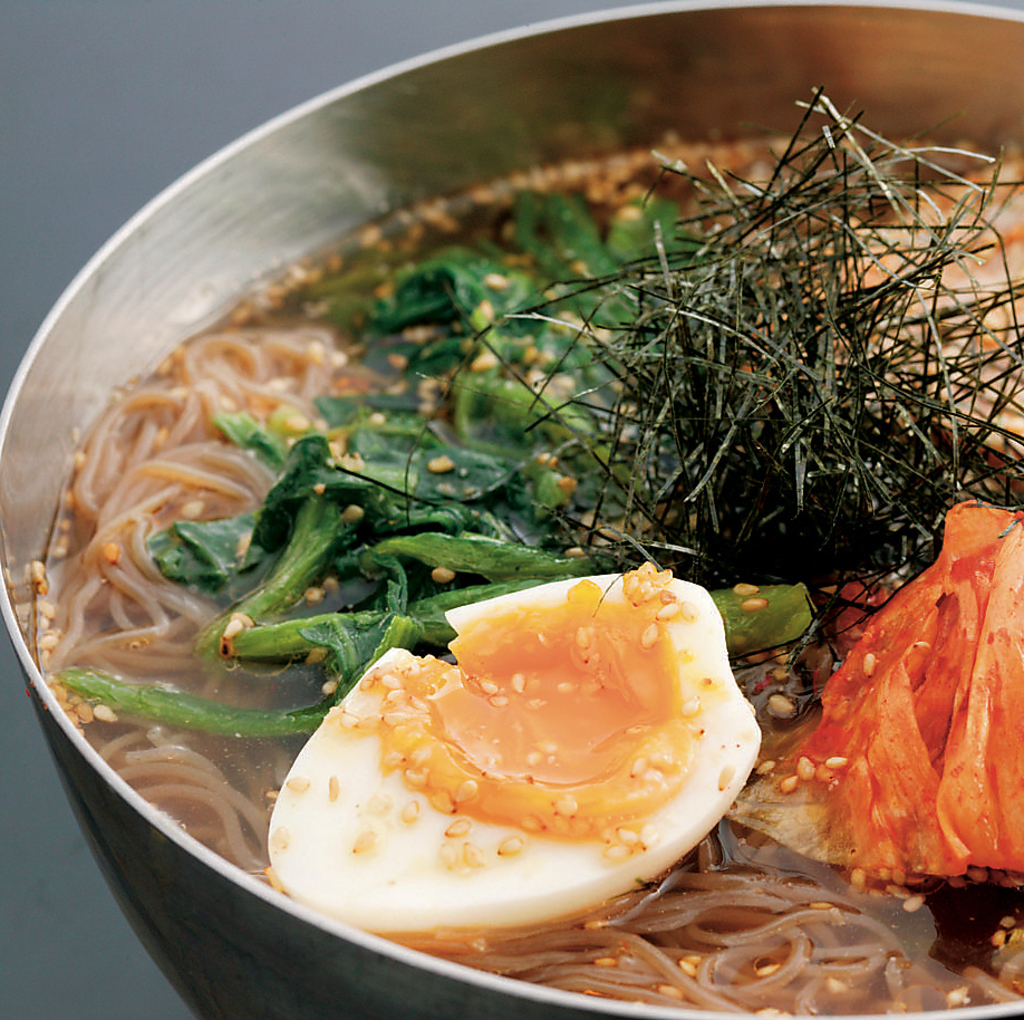麺もスープも絶品◎鶏ガラベースで和風ダシに仕上げました！韓国冷麺の喉ごしをお楽しみください。 