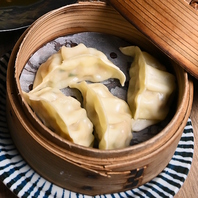 なんとお通しが【餃子】！自慢の一品です。