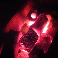 炭を使用した調理方法◎香りから他店との違いを演出！