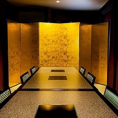 【個室】美しい屏風が金色に輝く、お祝いの席にもぴったりなお部屋です。接待や商談などにもご利用いただけます。お履物を脱いで、畳の感触をお楽しみください。収容人数：10名＊お席の指定はできませんのでご希望がある場合はお電話もしくはリクエスト予約にて別途ご連絡ください。