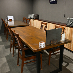 和モダンで統一された落ち着きある店内には、木の温もりを感じるテーブル席を完備しております。洗練された心地よい空間は、日常の喧騒を忘れてゆったりと過ごすのに最適です。現在、宴会のご予約も承っております。多彩なコース料理や飲み放題もご用意しており、大人数での集まりにもぜひご利用ください。