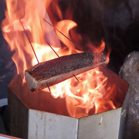 新鮮な魚介を藁焼きで仕上げるこだわりの逸品