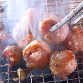 【２】美味しい焼き方 　焼き色がついたら裏っかえす！！　ぷりっぷりっ♪プルプル♪のホルモンを網の上に「ジュッー」といい音が食欲をそそります。待ち遠しいですが他のものをつまみながらお待ちください。