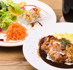 Omu-rice with mushroomdemi-glace sauce（オムライス、キノコのデミグラスソース）サラダ・ドリンク付き