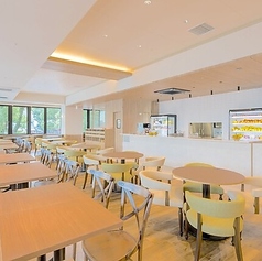 ゆったりとしたテーブル席は、女子会やデートなどにも居心地の良い空間です◎