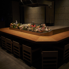 カウンター席は、炉端焼きの臨場感を間近で楽しめます。炭火の音、立ち上る香ばしい香り、目の前で焼き上がっていく旬の食材。お一人様でのご利用はもちろん、ゆっくりとお酒を楽しみたい夜にもおすすめです。