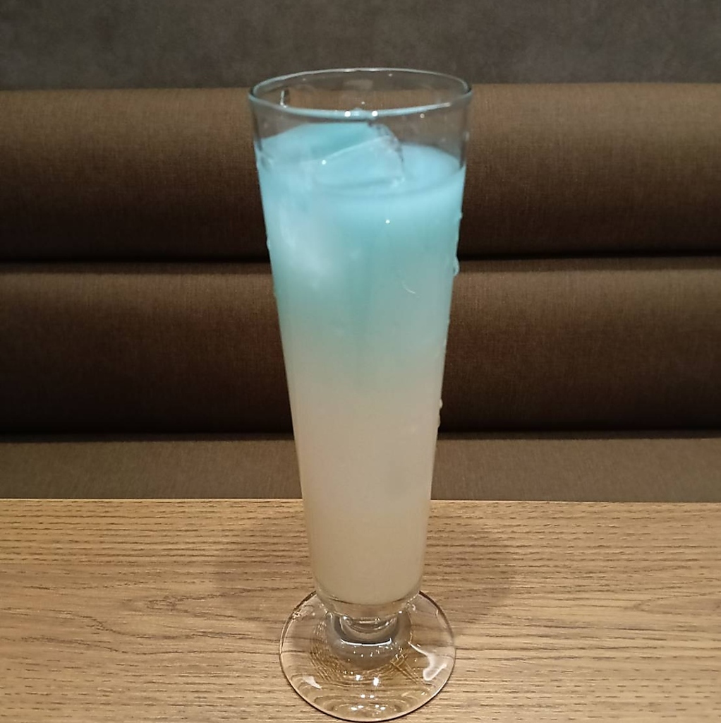 マスカットリキュールにミルクとソーダ、ブルーキュラソーのカクテルです