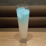 マスカットリキュールにミルクとソーダ、ブルーキュラソーのカクテルです