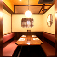 【プライベート感を大切にした半個室席】周りの視線を気にせずリラックスできる半個室席をご用意しております。程よく区切られた空間で、友人との集まりやデート、家族での食事などにぴったりです。心地よい距離感で、特別なひとときをゆったりとお楽しみください。