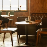 シンプルで温かみのある素敵なインテリアが特徴の店内は、のんびりリラックスしたい方に最適です。