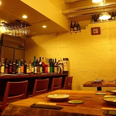 広めに設計されたテーブル席は、周囲を気にせずゆったりと寛げる開放的な空間。洗練されたモダンな意匠が、気心知れた友人や同僚との大切な語らいに華を添えます。和洋の感性が光る創作料理を囲めば、自然と会話も弾み、心通う時間に「温もり有り」な彩りが加わります。日常を忘れ、美食と共に至福のひとときを。