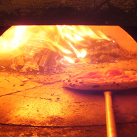 薪窯を使用して高温でいっきに焼き上げるピッツァは絶品