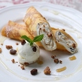 料理メニュー写真&nbsp;ラムレーズンとクリームチーズロールのクレープ