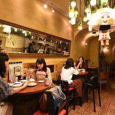 【テーブル席】3名様でご利用いただけるお席を、3卓ご用意しております。お友達同士での飲み会やご家族でのお食事に最適な使い勝手の良いテーブル席となっております。壁際のお席でプラベートも確保◎少人数での女子会やデートにもピッタリです!気の合う仲間と美味しい料理やお酒を囲み、大いに盛り上がりましょう♪