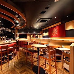 BARを楽しめるハイテーブル席をご用意。おしゃれでスタイリッシュな雰囲気の中、仲間と共に楽しい時間を過ごすことができるのが魅力。友人との乾杯や、新しい出会いを楽しむのにぴったりな空間です。美味しい料理と共に、特別なひとときをお過ごしください♪