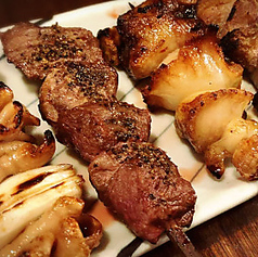 炭火で引き出すもつ焼きの香ばしさと旨味と香り