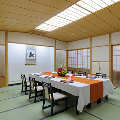 完全個室「ふじの間」。趣のある和の風情の中で、和やかな時間とくつろぎのひとときを。個室料として、おひとり様あたり1,265円かかります。お食事はコースのみとさせていただきます。