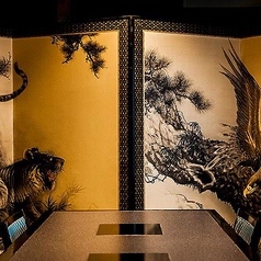 【個室】力強い屏風が印象的なお部屋です。接待や商談など、様々なシチュエーションでご利用いただけます。お履物を脱いで、畳の感触をお楽しみください。収容人数：10名＊お席の指定はできませんのでご希望がある場合はお電話もしくはリクエスト予約にて別途ご連絡ください。