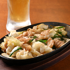 【お酒がススム◎】野菜たっぷり！手作りタレで味わうホルモン鉄板の写真