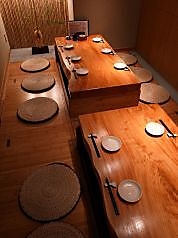 足を伸ばしてリラックスできる昔ながらのお座敷席をご用意しております。和の趣を感じる落ち着いた空間は小さなお子様連れのご家族や親戚での集まりなどにも安心してご利用いただけます。さらに8名様以上でのご利用で完全個室としてのご案内も可能ですので大人数でのご宴会の際にもぜひご活用いただきたいお席です。