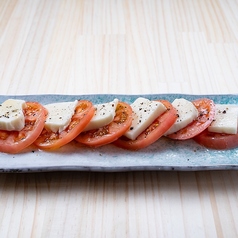 トマトとモッツァレラチーのカプレーゼ風