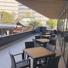 開放的なテラス席で心地よい風を感じながら食事を◎ペット同伴も可能なので、大切な家族と一緒にカフェタイムをお過ごしいただけます。事前予約も可能ですので、お気軽にご相談ください◎