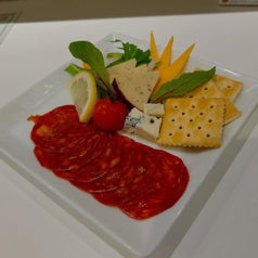 サラミとチーズの盛り合わせ