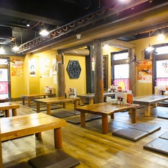 【2F貸切】階段を上がると広々お座敷フロア。50名規模の団体様もおまかせ！会社宴会やコミュニティの打合せ、親戚の集まりなど幅広くご利用ください◎