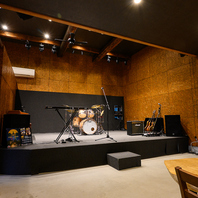 色鮮やかな照明とスモークの演出で盛り上がる特別感♪