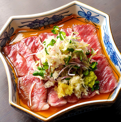 炭火の香り.仙台牛の旨み.伝統の味わいが織りなす至福の逸品！虎〇東口店を代表する名物『仙台牛たたき』の写真