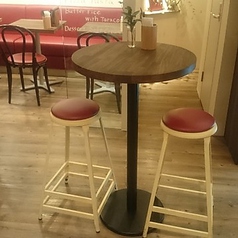 ハイテーブル席☆軽く座って一杯飲むのに最適。海外の方にも人気の席。