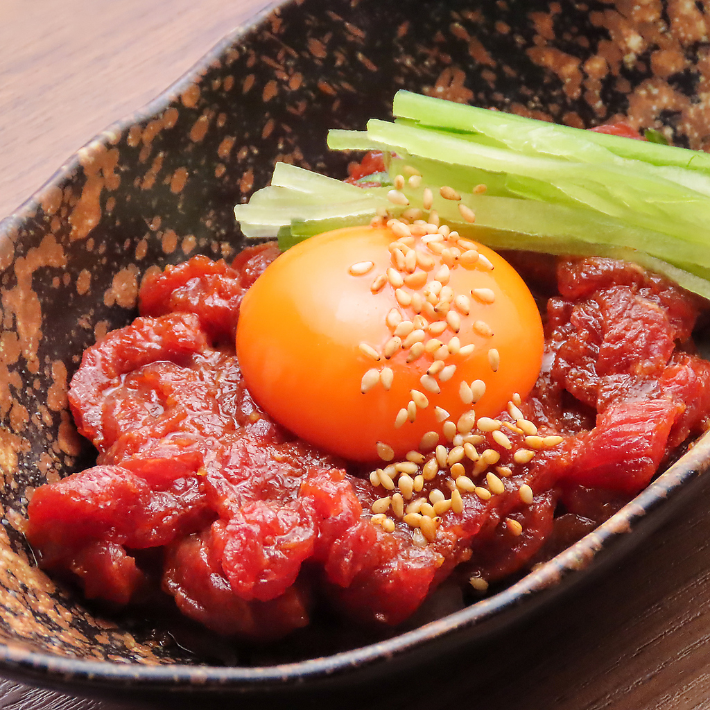 《熊本》さくらユッケ　濃厚な卵黄とあわせるさくらユッケは口の中でとろける美味しさ
