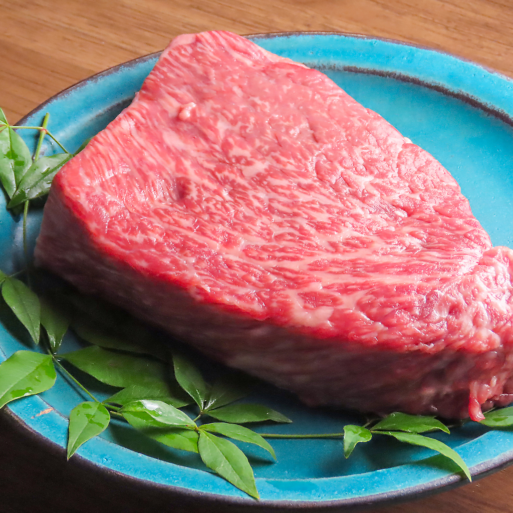 栃木和牛A5ランクのモモのタタキやミスジの炙りをご用意！お酒とのマリアージュをお楽しみください。